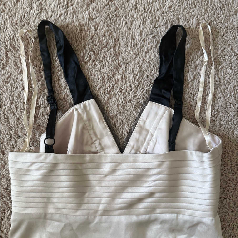 BCBG SIZE 2 Women’s Cream V-Neck Camisole with Black Straps